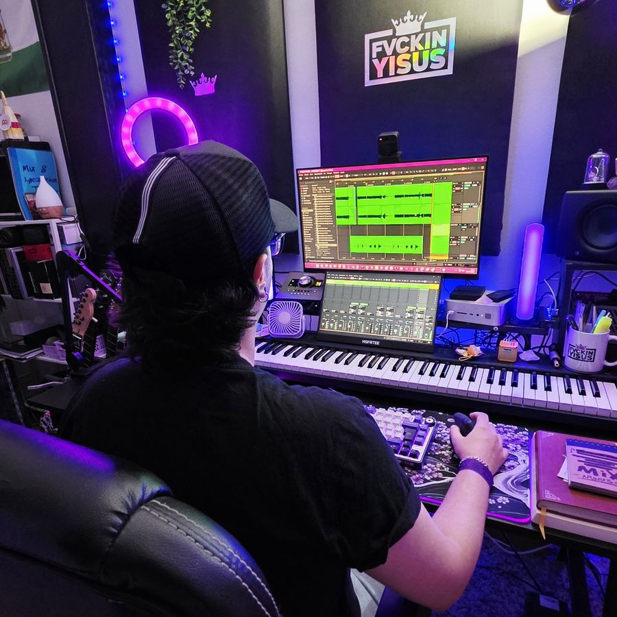 Yisus produciendo en el estudio