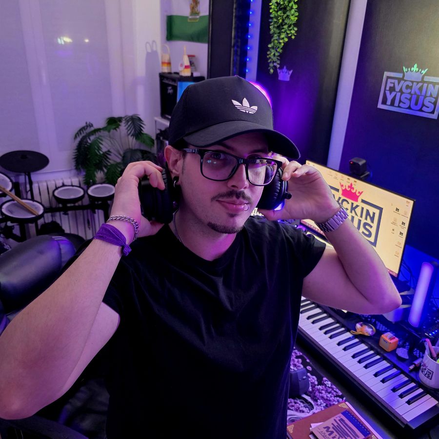 Yisus con auriculares en el estudio