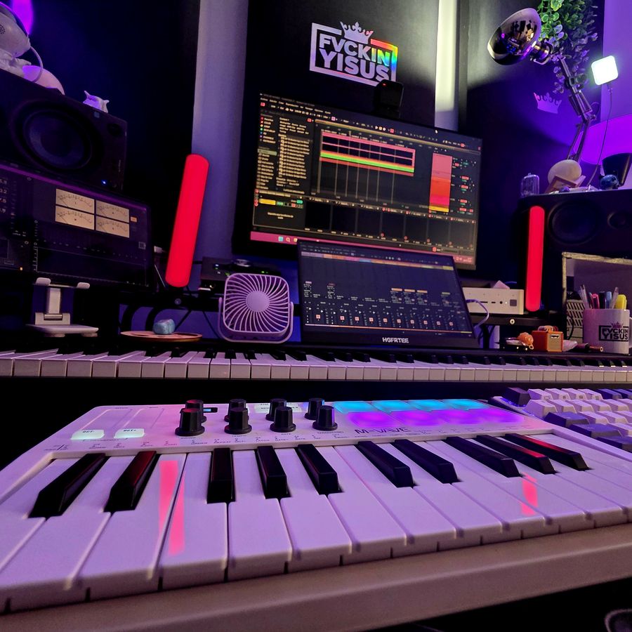 Teclado y pantallas del estudio