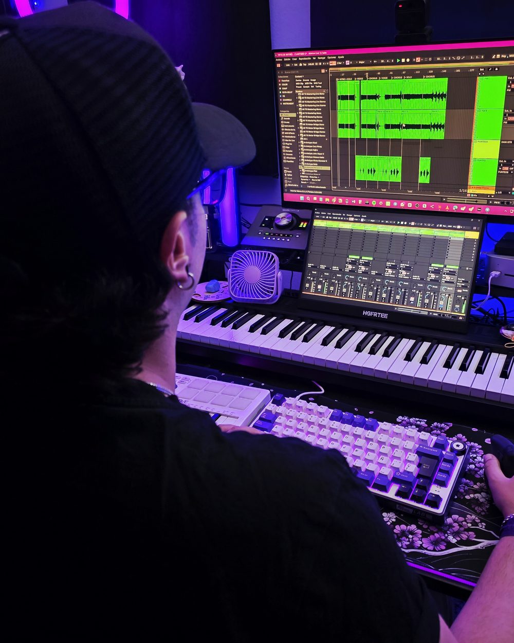 Yisus mezclando en el estudio